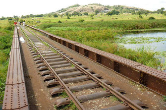 La Uganda Railway ha uno scartamento metrico di 1.000 mm (3 ft 3 3/8 in). 
