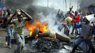 14 giu 2016 18.12. Barricate in fiamme durante le proteste dei sostenitori dell’opposizione a Nairobi.