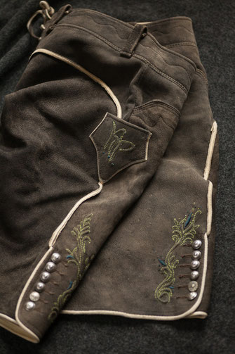 Lederhose aus feinstem Rehleder mit bayrischer Reliefstickerei