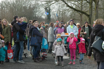 Bereits kurz nach 15.00 Uhr hatte sich die Vereinsanlage mit sehr vielen Gästen gefüllt, die sich auf die Eröffnung des Kinderreitens zu Gunsten der Kindertafel Düsseldorf freuten und den Worten von Oberbürgermeister Thomas Geisel lauschten.