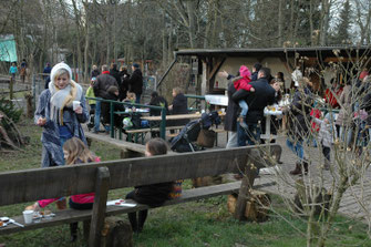 Vor der Reiterklause machten es sich bei Kaffee, Kuchen, Würstchen und Pommes frites die Gäste auf dem alten Sattelplatz bequem.