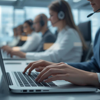 Un centre d’appels flou, ou une personne devant un écran saturé de messages — montre l’aspect “industrie” impersonnel des services d'audiotel de voyance