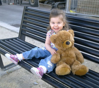 Meine Tochter mit ihrem Lieblingsbären 2011