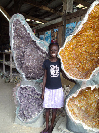 Mame Fatou devant la grotte Joli papillon !