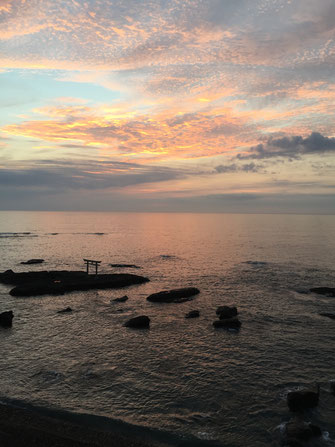 茨城県　大洗海岸　朝焼けと鳥居