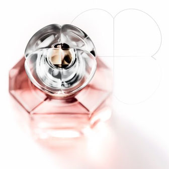 FLACON MON GUERLAIN : GROS PLAN SUR LE BOUCHON EN VERRE, DIT "QUADRILOBE"