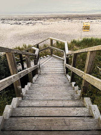 Treppe Strand Meer Wolken wolkig Strandkorb Gelb Sand Ostsee