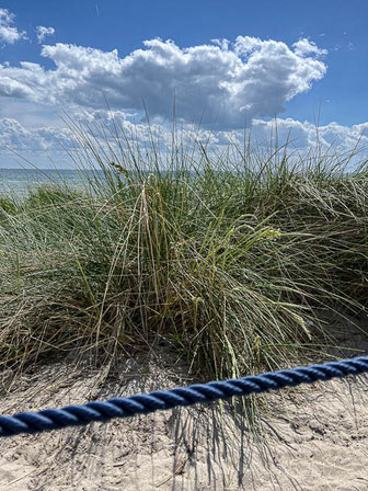 Strand Urlaub Meer Seil Blau Gras Dünengras Himmel Wolken Ostsee