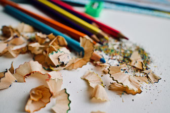 Farbstifte spitzen und loszeichnen! (Bild: pixabay / sweetlouise)