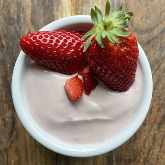 Schale mit Wittgensteiner Joghurt Erdbeere von der Milcherei Henk aus Bad Berleburg Arfeld