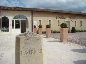 Entrée de la boutique de vin du Château Lestrille