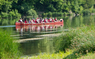 Activité de canoë rabaska sur la Dordogne, près de Bergerac