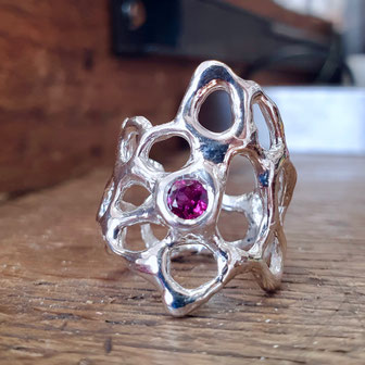 Bague en argent 925 sertie d'un grenat rhodolite représentant les alvéoles creusées par la nature dans la roche telle une fine dentelle appelée Taffoni