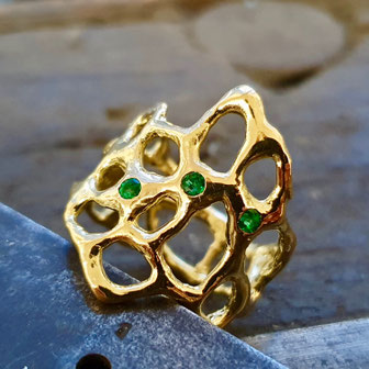 Bague en or jaune 18k et émeraudes représentant les alvéoles creusées par la nature dans la roche appelées Taffoni