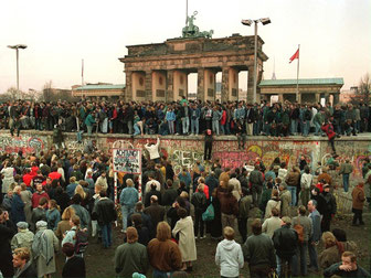 1989年11月ベルリンの壁崩壊。変えられる！