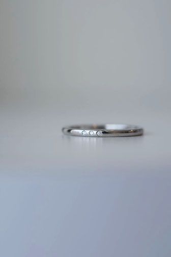 奥様の narrow ring にはダイヤを3石