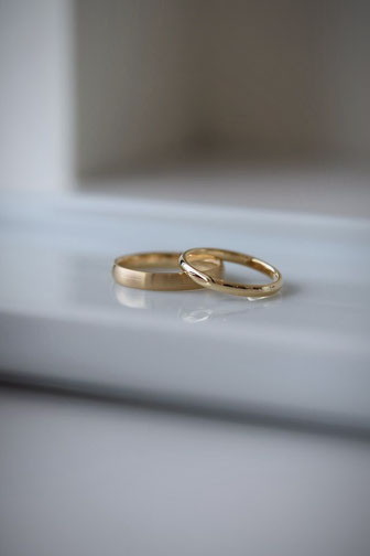 A様はマットと光沢の結婚指輪を、そのコントラストも二人らしくて良き