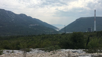 Steinkohlekraftwerk Plomin, links oben am Berg liegt der Ort Plomin