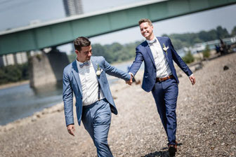 Hochzeitsfotograf LGBTQ aus Köln: Brautpaar am Rhein
