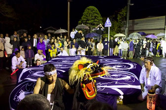 見せ場である警護との力比べ。