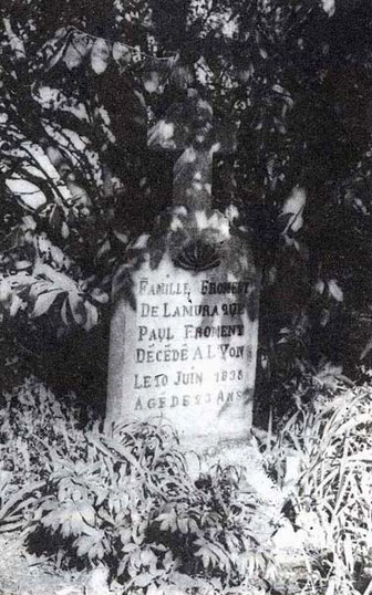La tombe originelle de Paul Froment, contre le mur du cimetière