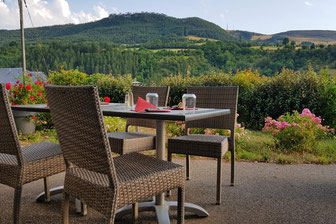 Chambres d'hôtes et restaurant à Montrodat, bénéficiant d'une vue magnifique sur Marvejols et les contres forts de l'Aubrac.