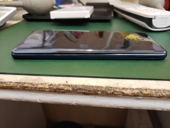 MATE10PROバックパネルが浮いてしまっている状態