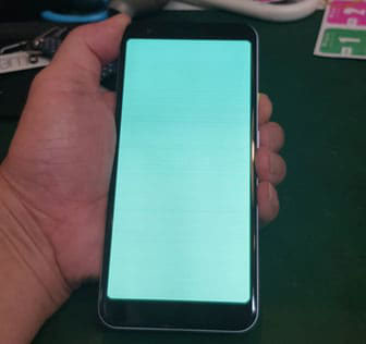 Samsung Galaxy S8+一瞬だけ緑色に発光