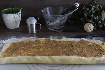 Hefeteig mit dem Teigroller von Pampered Chef auf der Teigunterlage ausrollen
