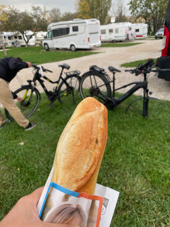 Tatti schraubt und werkelt und ich muss Baguette-Fotos machen - schließlich sind wir in Frankreich