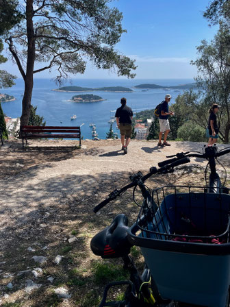Mit Ebikes hoch zur Burg geradelt