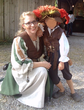 Gemeinsam mit Mama und deren Hut...