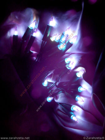 Blaue Lichterkette im Nebel