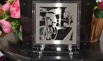plaque-funeraire-inox-cycliste-magasin-pompes-funebres-marbrerie-orangeoise