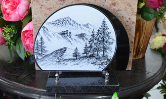 plaque-funeraire-ialtuglass-imprime-motif-dessins-crayonnes-noir-et-blanc-montagne