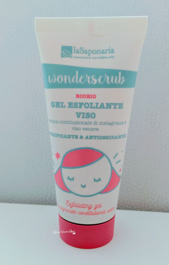 Gel esfoliante viso wonderscrub ecobio laSaponaria sopra il tavolo