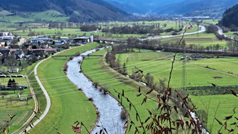 Uitzicht op de rivier de Kinzig en de plaats Biberach in Baden