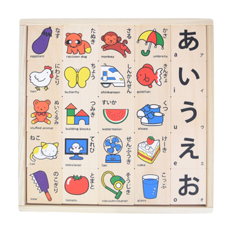 もじ積み木は贈り物にぴったり。カラフルな色とイラストで積み木遊びできる知育玩具！ギフト包装と熨斗対応も可能で、出産祝や誕生日祝いにおすすめ。積み木や木製玩具は知育に役立ち、赤ちゃんから1歳半まで楽しめます。英語やひらがなの学習にも最適です。手作りの創造的な遊びで空間認識能力を発達させましょう。NOKUBIの積み木はモンテッソーリ教育に基づいており、女の子も男の子も喜ぶおもちゃです。発達や指先の動きを育み、認知症予防にも効果的です。親子の絆を深めるプレゼントとして、誕生日にぜひお選びください。