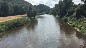 Auf der Brücke flussabwärts