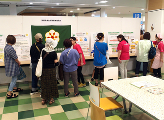 パネルを見ながら、“食改さん”の説明に熱心に耳を傾ける市民