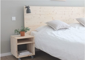Doppelbett mit selbstgemachem Kopfteil aus einer Kieferholzplatte und ein Nachttisch aus massivem Kiefernholz 