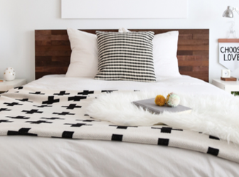 Doppelbett mit Kopfteil, das mit Stikwood beklebt wurde