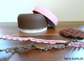 Dosenupcycling mit Acrylfarbe und Spitzenbänder
