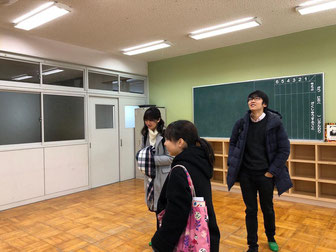 実際に小学校を視察してイメージを膨らませた