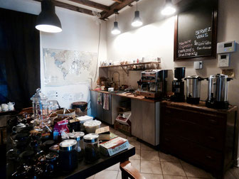 Cafés, thés, biscuits: tout est à volonté. Il suffit de se servir et de ranger derrière soi.