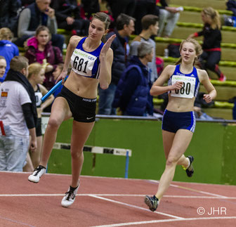 Nike Dangelmaier wechselt auf Johanna Gries: Die U18-Staffel wurde von Jamira Lauf und Antonia Cirth komplettiert und lief in 1:48,74 min souverän zum Sieg. (Foto: Jan-Hendrik Ridder)