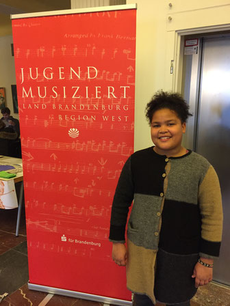 Foto von Leela mit Jugend musiziert Aufsteller im Hintergrund