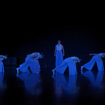 Choreografie von Ortrun Stanzel, Berlin, zeitgenössischer Bühnentanz, professionelle Tanzausbildung, Student*innen, Abschlussperformance