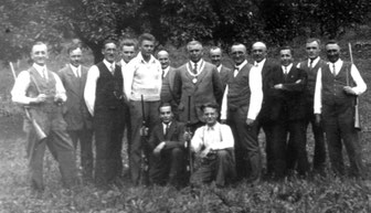 Undatiertes Foto des Schützenvereins Flehingen. Ganz links der Schützenkönig Ernst Federschmid, in der Mitte -mit Amtskette- Bürgermeister Hermann Becker.