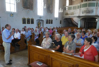 Dekan Fischer erklärt die Barock- und Wallfahrtskirche St. Ulrich bei Bollschweil